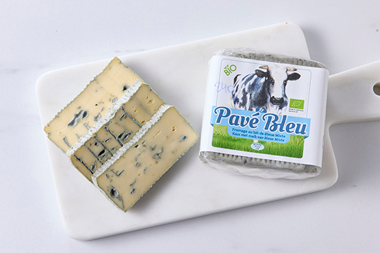 Pavé bleu au lait cru de vache, la Ferme de La Bourgade bio