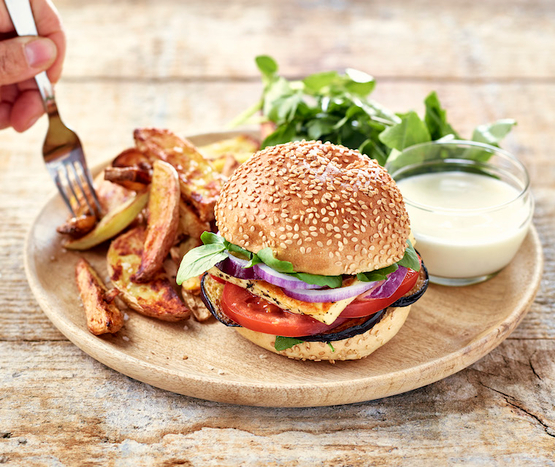 Burger à l'halloumi, tomates, aubergines et frites bio