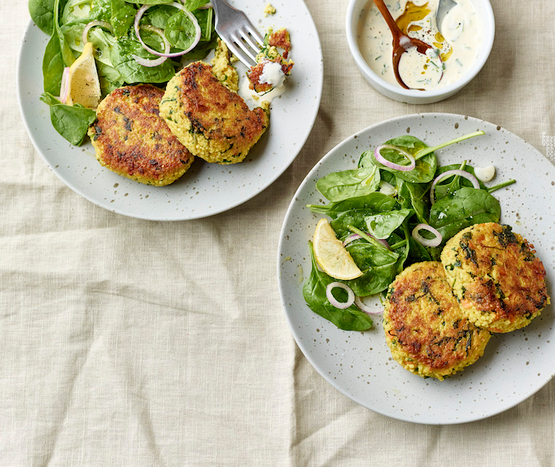 Burger de millet, sauce au yaourt à la ciboulette bio