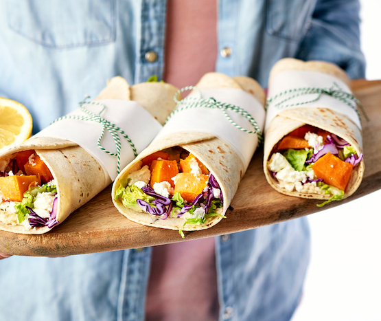 Wrap de patates douces, houmous et fromage de chèvre bio