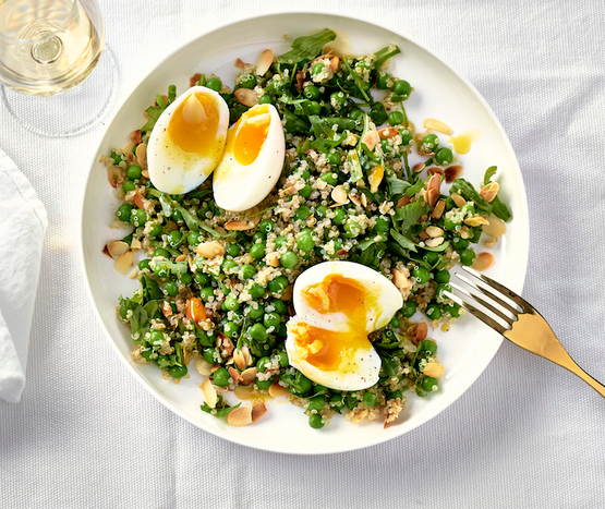 Salade de petits pois et oeuf mollet bio