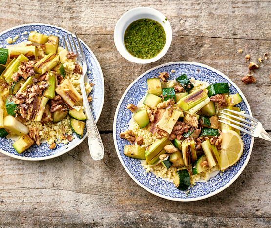 Courgettes et poireaux grillés, sauce aux herbes et noix bio
