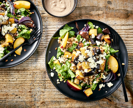 Salade de nectarines et d'aubergines, sauce aux noix bio