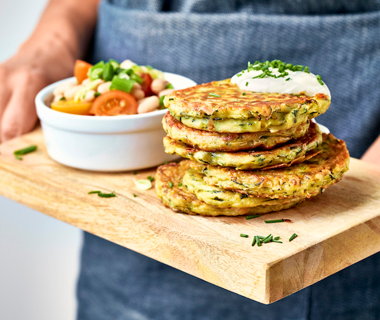 Blinis de courgettes, sauce au yaourt et salade de tomates cerises bio
