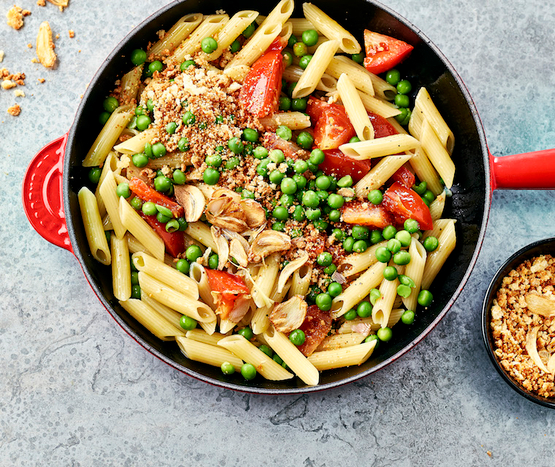 Penne, tomates et petits pois à l'ail croustillant bio