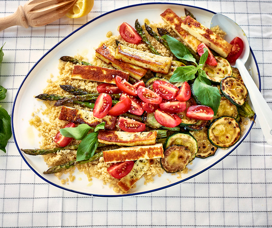 Salade de couscous, haloumi et asperges grillés bio