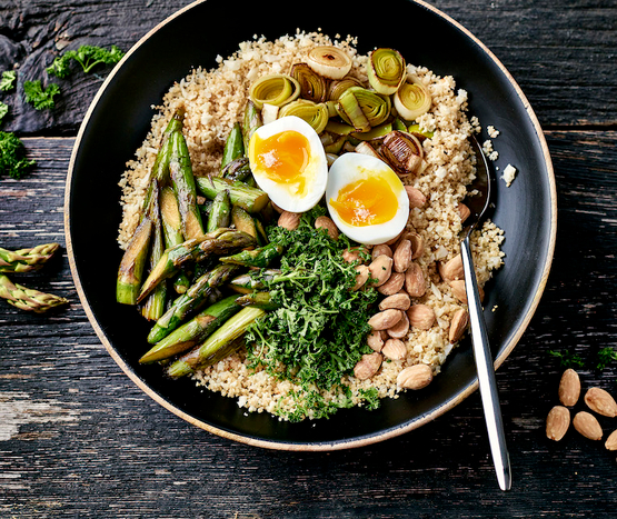 Couscous de chou-fleur, asperges et oeuf mollet bio