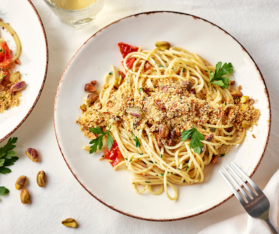 Spaghetti frais aux herbes du jardin, chapelure de pistache bio