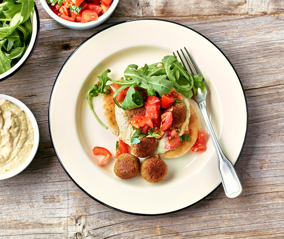 Falafels, caviar d'aubergine et salsa de tomates bio