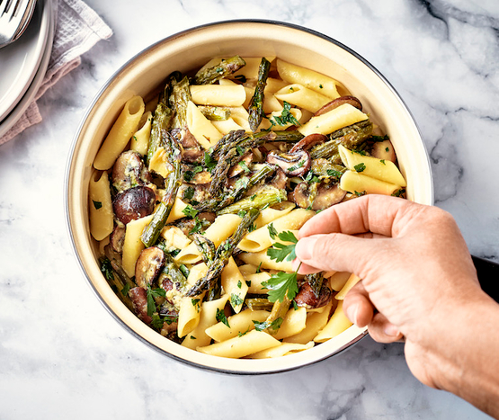 Pâtes aux asperges et aux champignons bio