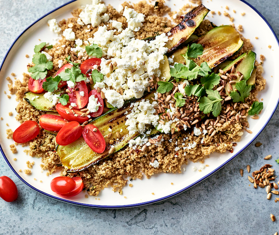 Semoule aux courgettes grillées, feta et vinaigrette au miel bio