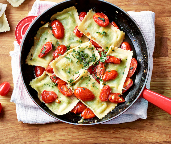 Raviolis frais ricotta et épinards, sauce aux tomates rôties bio
