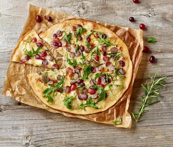 Pizza au petit crémeux et raisins bio