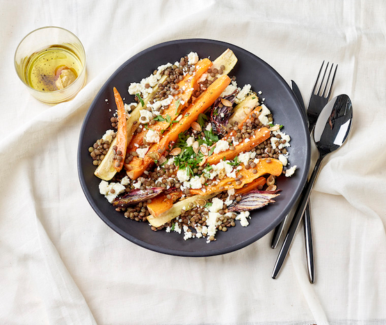 Salade de lègumes racines rôtis, lentilles et feta bio