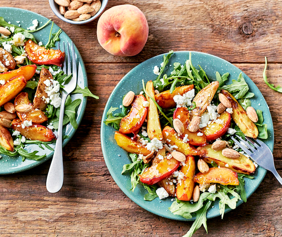 Salade de pêches et fromage frais