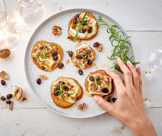 Toasts de patates douces, petit crémeux, airelles et noix bio