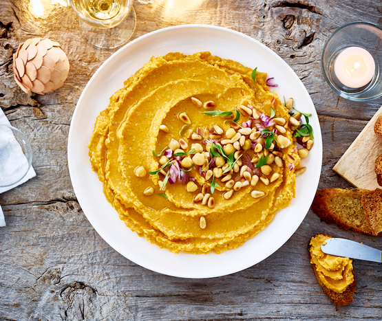 Houmous de courge butternut et crackers de pain bio