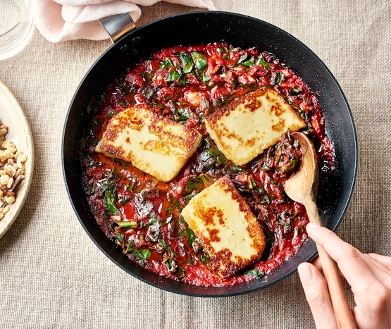 Halloumi rôti à la tomate et aux bettes bio