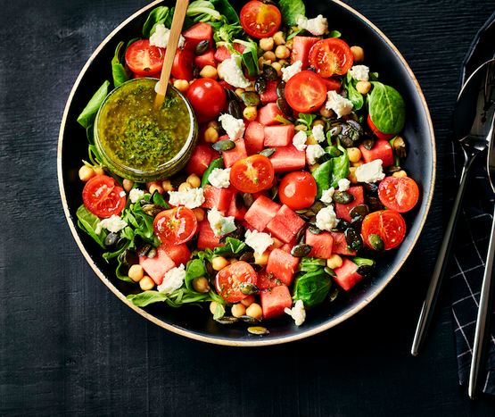 Salade d'été, chèvre & salsa verde bio