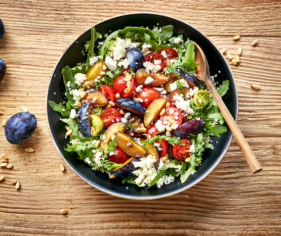 Salade de quinoa, prunes et feta bio