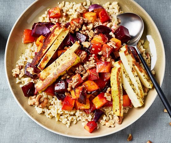 Halloumi grillé et salade de blé aux légumes rôtis bio