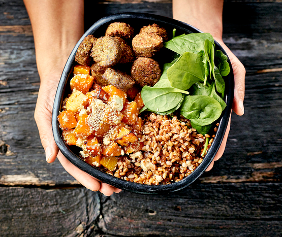 Bowl aux falafels et patates douces rôties au miel bio