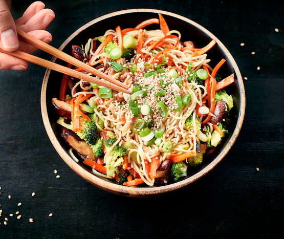 Wok de nouilles sautées aux légumes bio