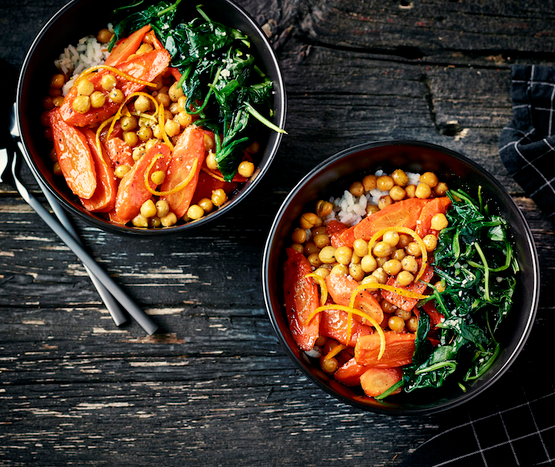 Bol de riz aux carottes et pois chiches rôtis à l'orange bio