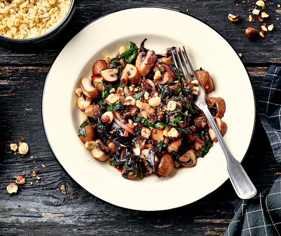 Poêlée de chou kale et shiitakés, noisettes & blé bio
