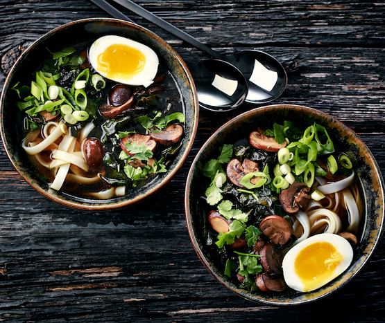 Bouillon de nouilles, bettes et oeuf mollet bio