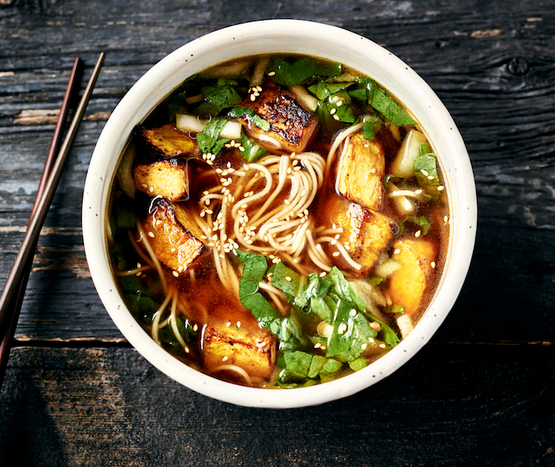 Bouillon au miso, courge et nouilles bio