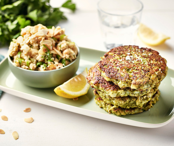 Galettes de brocolis et salade de couscous aux amandes bio