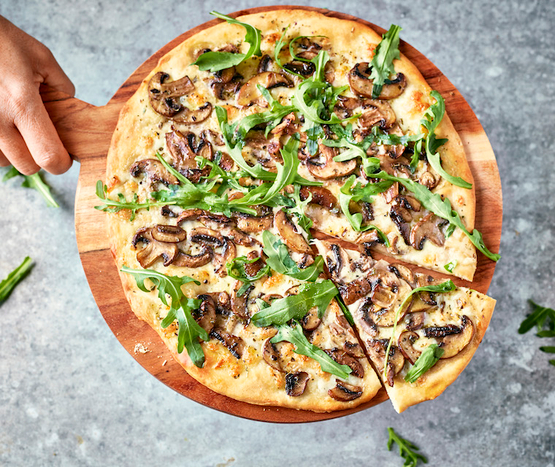 Pizza blanche aux champignons et roquette bio