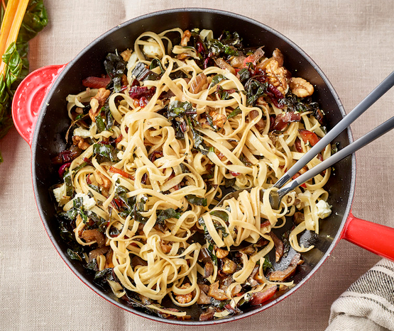 Tagliatelles aux bettes, oignons caramélisés et chèvre bio