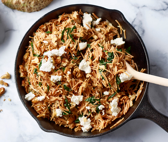 Vermicelles grillés au céleri-rave, noix, tofu et feta bio