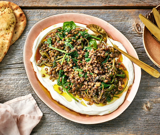 Assiette de labneh, lentilles et épinards bio