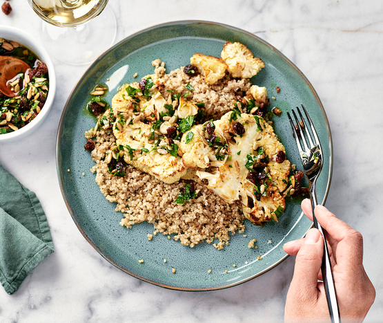 Steaks de chou-fleur grillé, labneh et quinoa bio