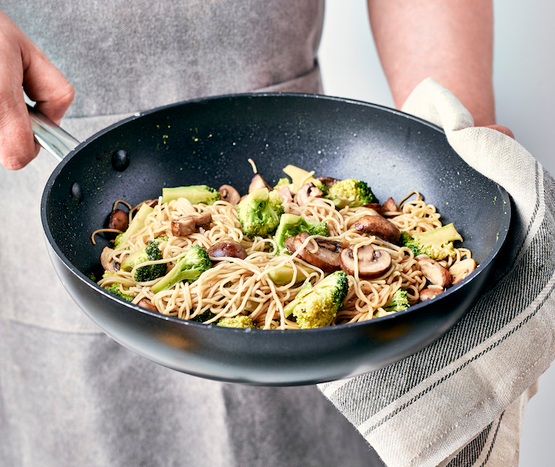 Nouilles sautées aux champignons et brocolis bio