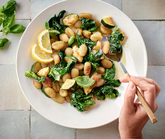 Gnocchi poêlés, courgettes, citron et basilic bio