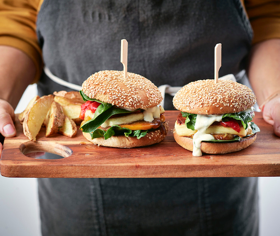 Burger à l'halloumi et poivrons grillés bio