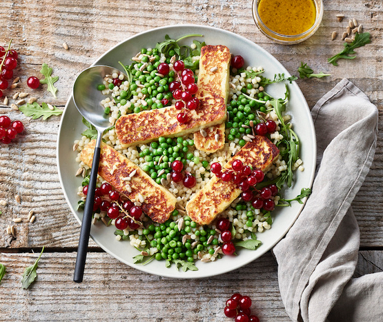 Halloumi grillé, fregola, myrtilles et pois cassés bio
