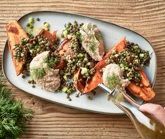 Patates douces rôties, lentilles et houmous bio