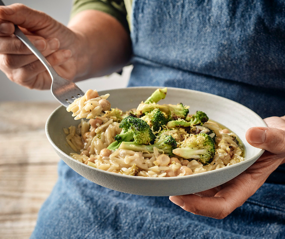 Orzo crémeux au brocoli, petits pois et citron bio