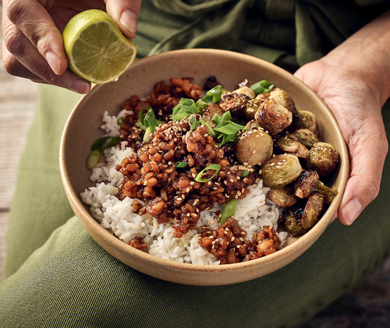 Tempeh frit au gingembre & choux de bruxelles au miel bio