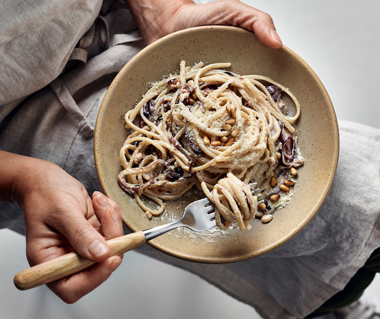 Tagliatelles fraîches au fromage et pignons de pin bio