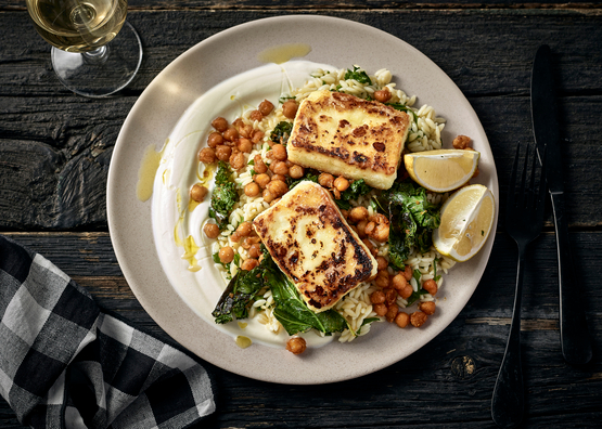 Feta panée, orzo chou kale et pois chiches bio