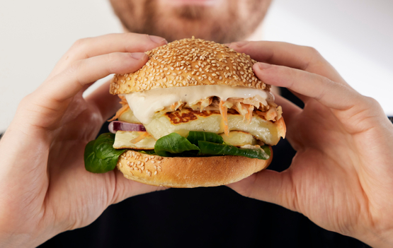 Burger d'halloumi grillé et frites de patates douces bio