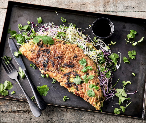 Omelette de nouilles croustillantes aux légumes bio