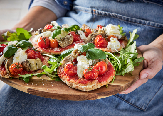 Pizza primavera tomates, mozza, artichauts et roquette bio