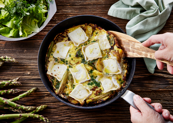 Frittata aux asperges, pommes de terre et fromage de chèvre bio
